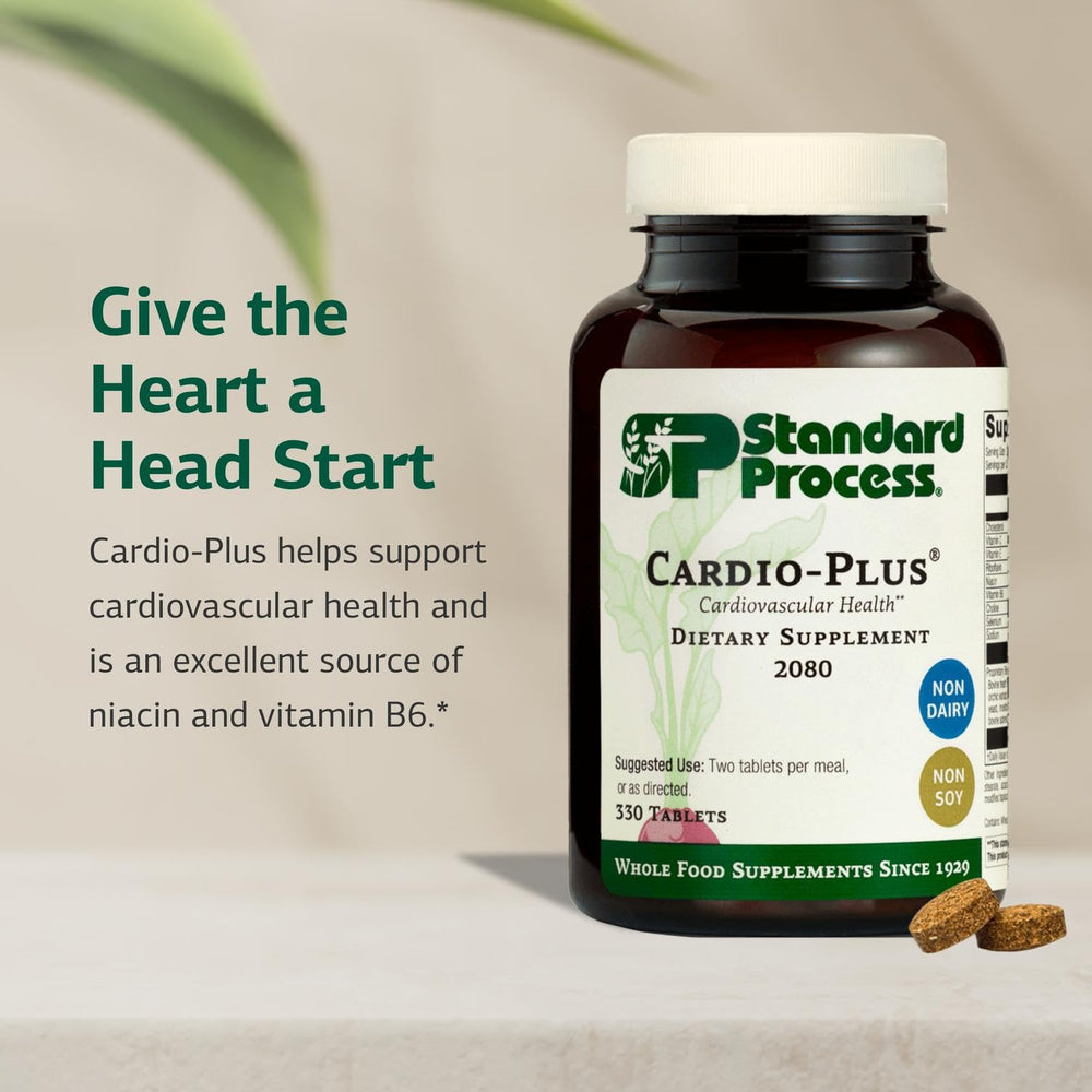 Standard Process Cardio-Plus tabletas en mano para visualizar la porción y tamaño