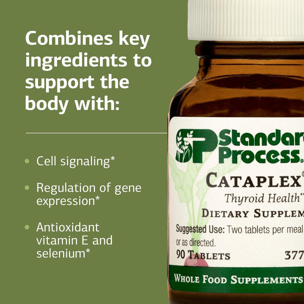 Persona sosteniendo Cataplex E Standard Process lista para consumir