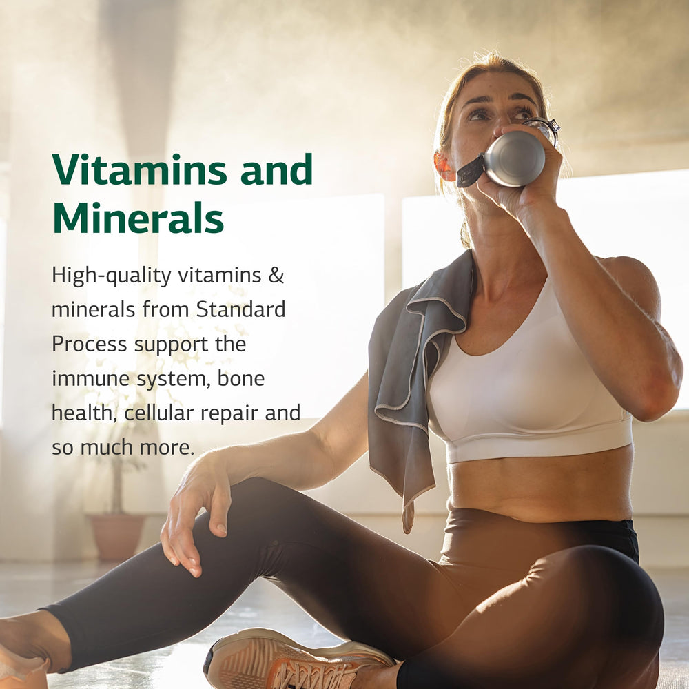 Standard Process tabletas junto a ingredientes naturales que sugieren origen alimentario beneficioso
