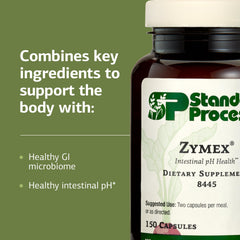 Persona tomando cápsula Zymex Standard Process como apoyo diario digestivo