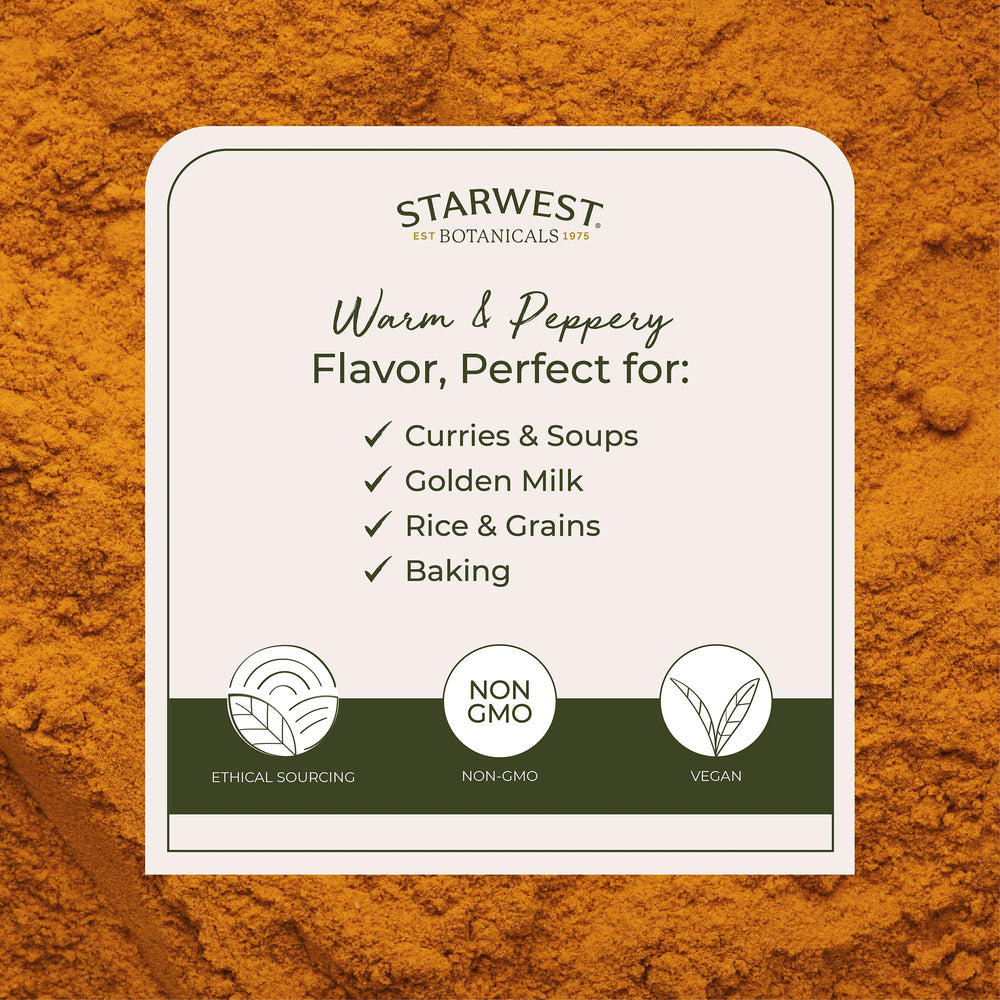 Cuchara medidora con cúrcuma Starwest Botanicals lista para añadir a receta