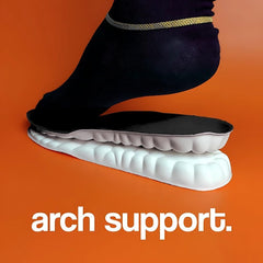 Stepprs colocadas dentro de zapatillas deportivas aportando soporte y confort
