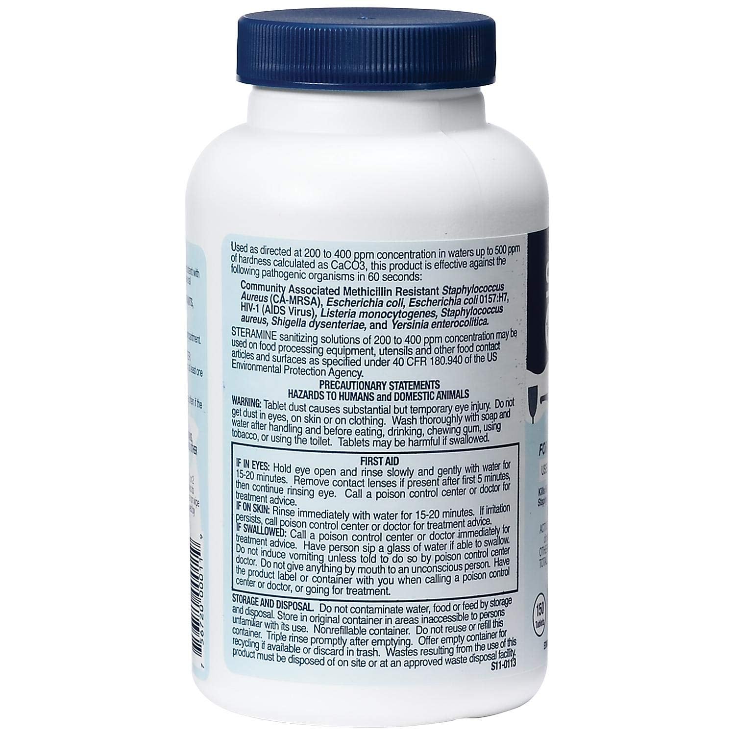 Steramine tableta disolviéndose en agua azul, facilita mezcla y verificación visual
