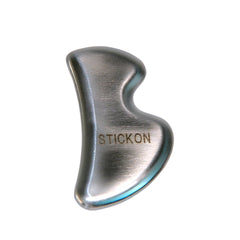STICKON vista frontal del gua sha en empaque mostrando acabado y forma B, durabilidad