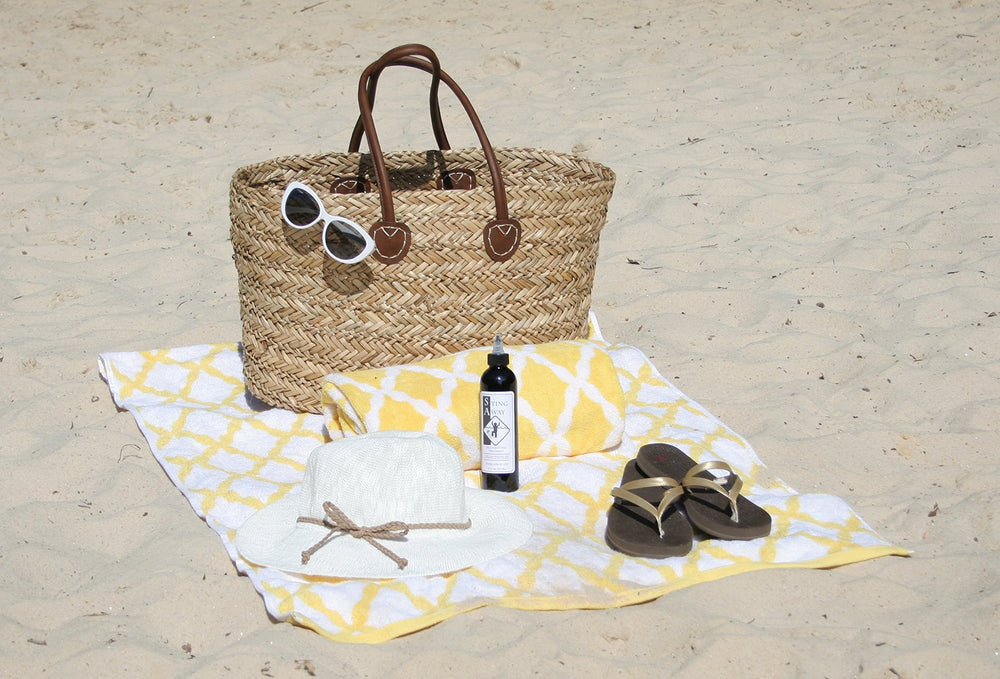 Comparación de tamaño de la botella Sting Away ideal para bolso de playa
