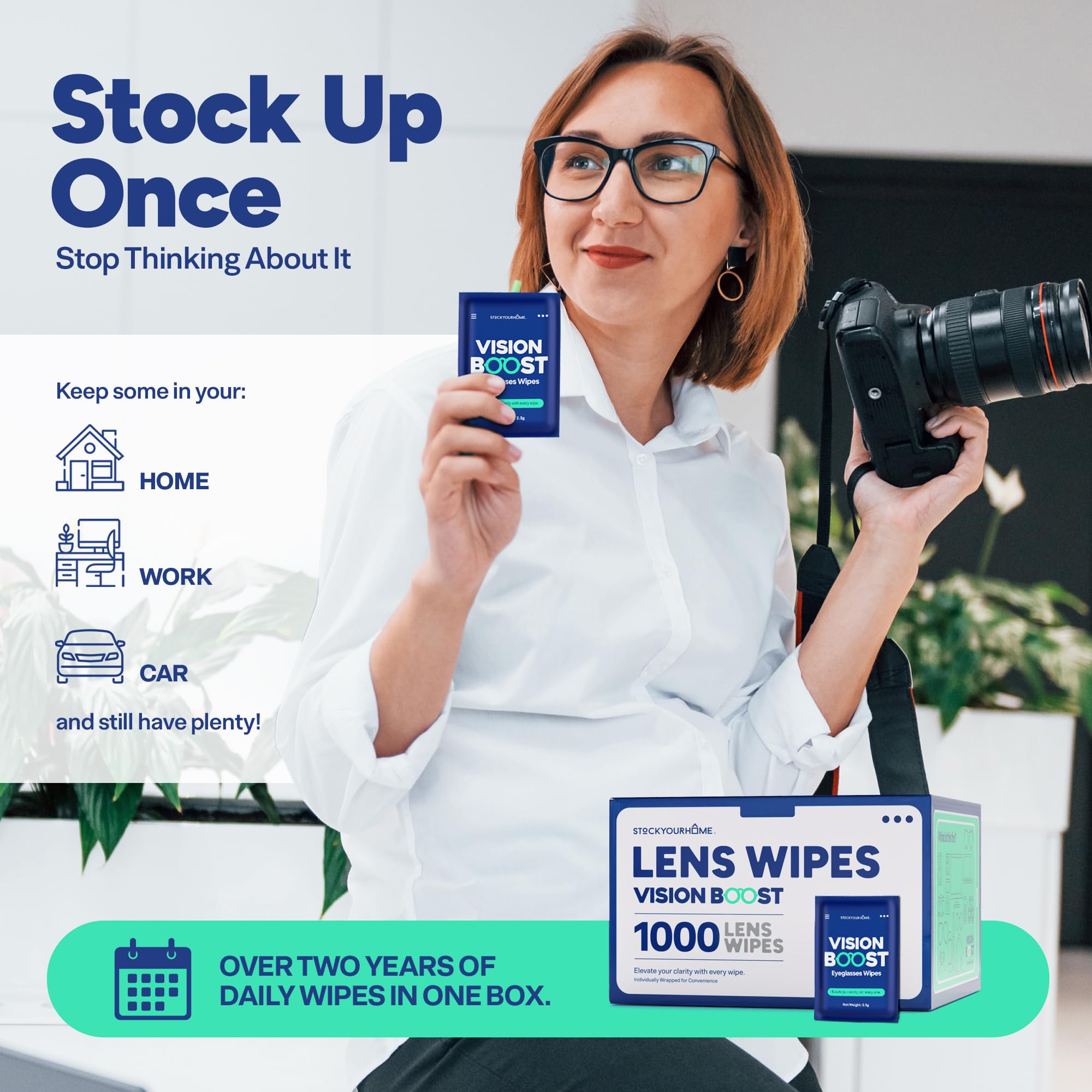 Stock Your Home toallita junto a una mano mostrando tamaño portátil y práctico