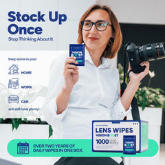 Stock Your Home toallita junto a una mano mostrando tamaño portátil y práctico