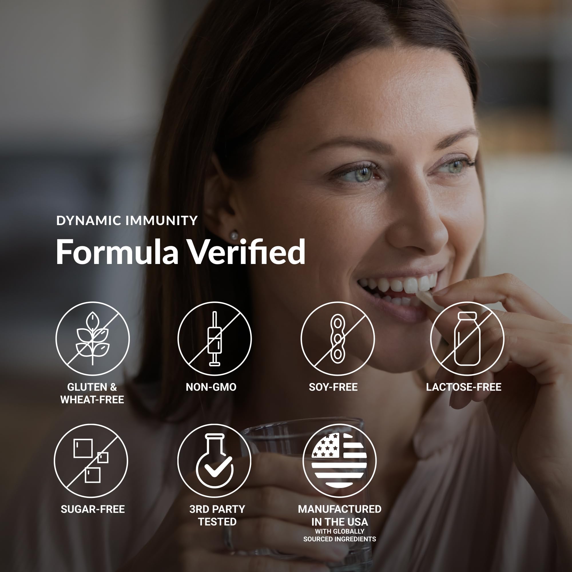 Stonehenge Health cápsulas en mano indicando la porción recomendada fácil