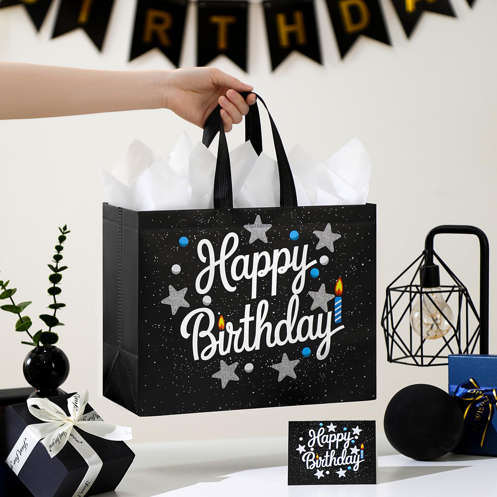 STYPOP bolsa junto a una mano para mostrar tamaño real y proporción