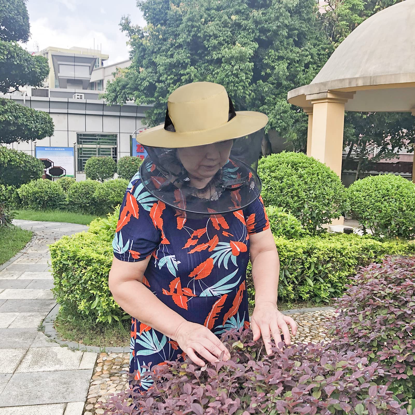 Sombrero Sucrain en apicultura demostrando uso profesional seguro