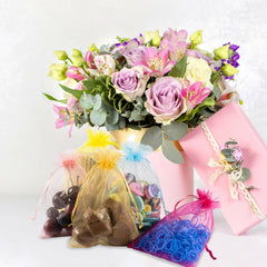 Sukh bolsas en mesa de fiesta mostrando colores para decorar