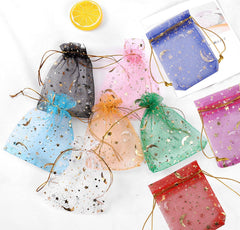 SUMAJU detalle del estampado de luna y estrella con brillo decorativo