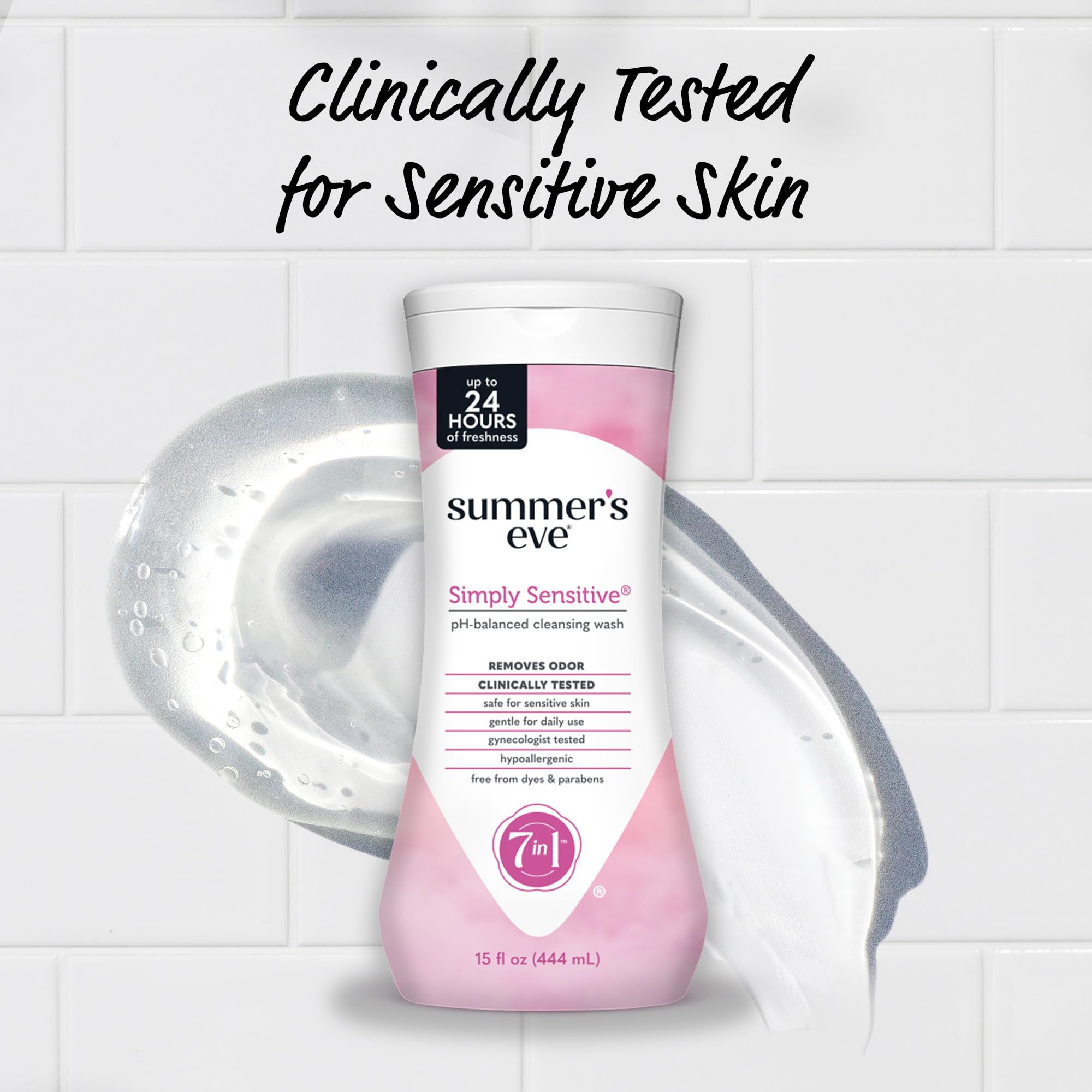 Summer's Eve gel en la mano durante la ducha, limpieza delicada para piel sensible