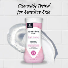 Summer's Eve gel en la mano durante la ducha, limpieza delicada para piel sensible