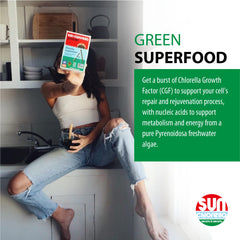 Sun Chlorella tableta en mano para apreciar tamaño real