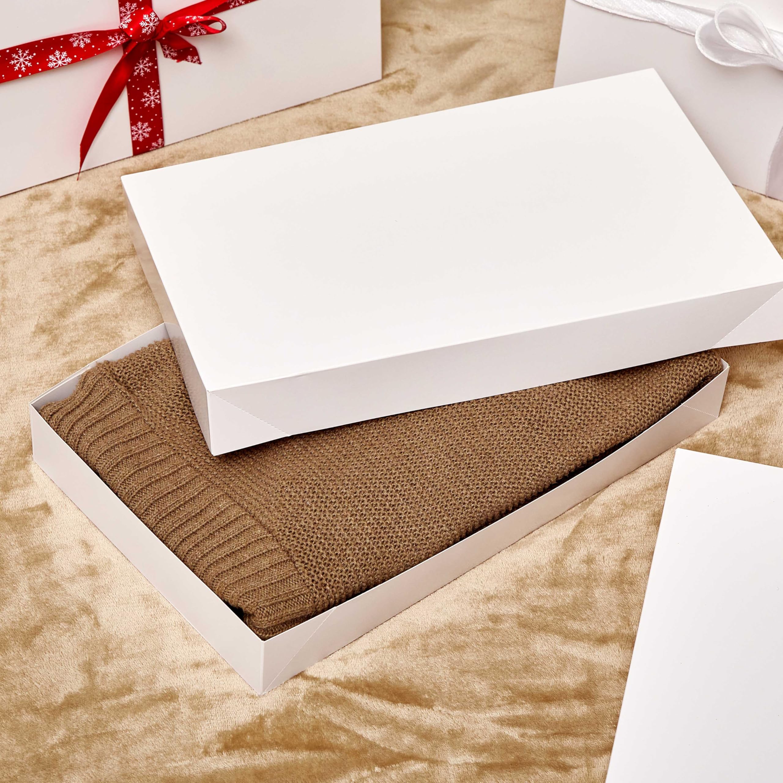 SUNCOLOR caja junto a manos para referencia de tamaño y escala