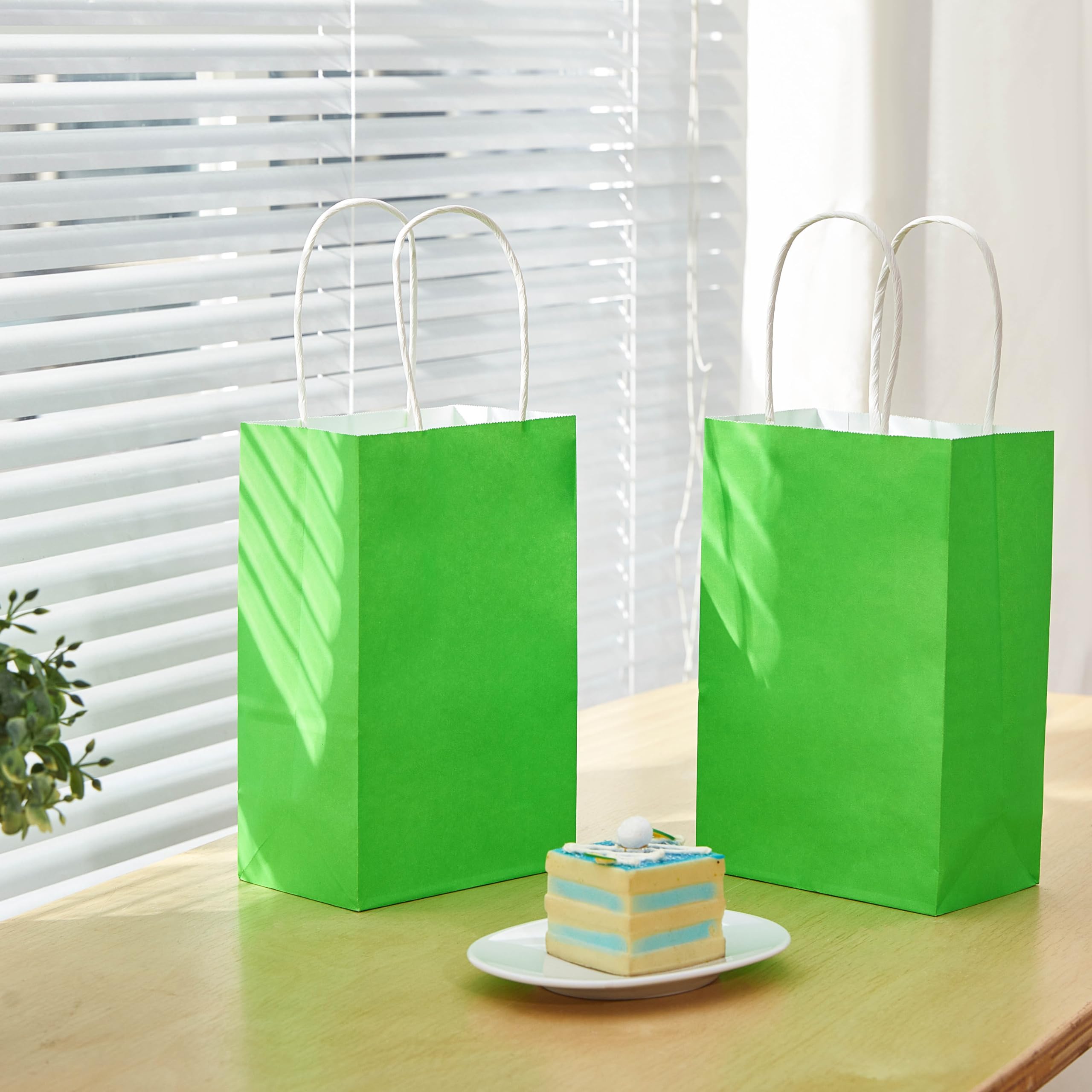 SUNCOLOR bolsa junto a una mano, tamaño práctico y manejable