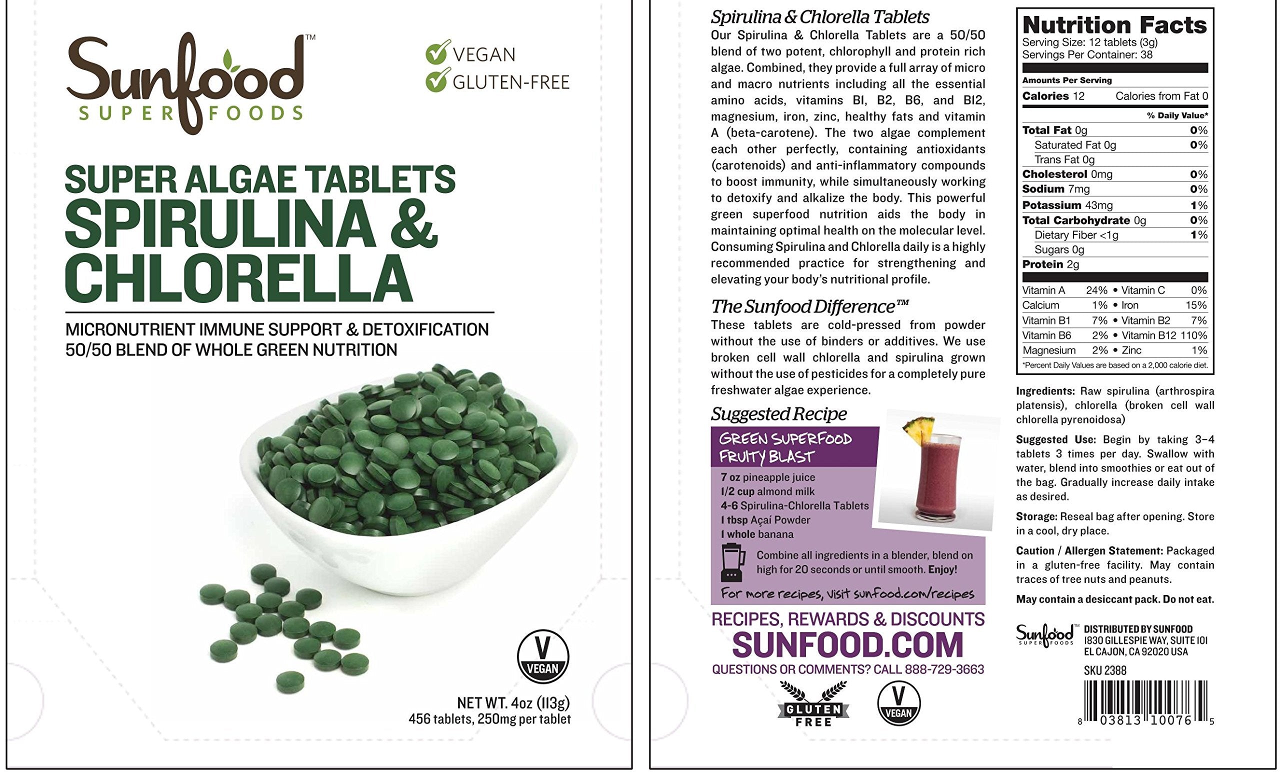 Sunfood Superfoods en uso: tabletas junto a un smoothie verde, conveniencia diaria