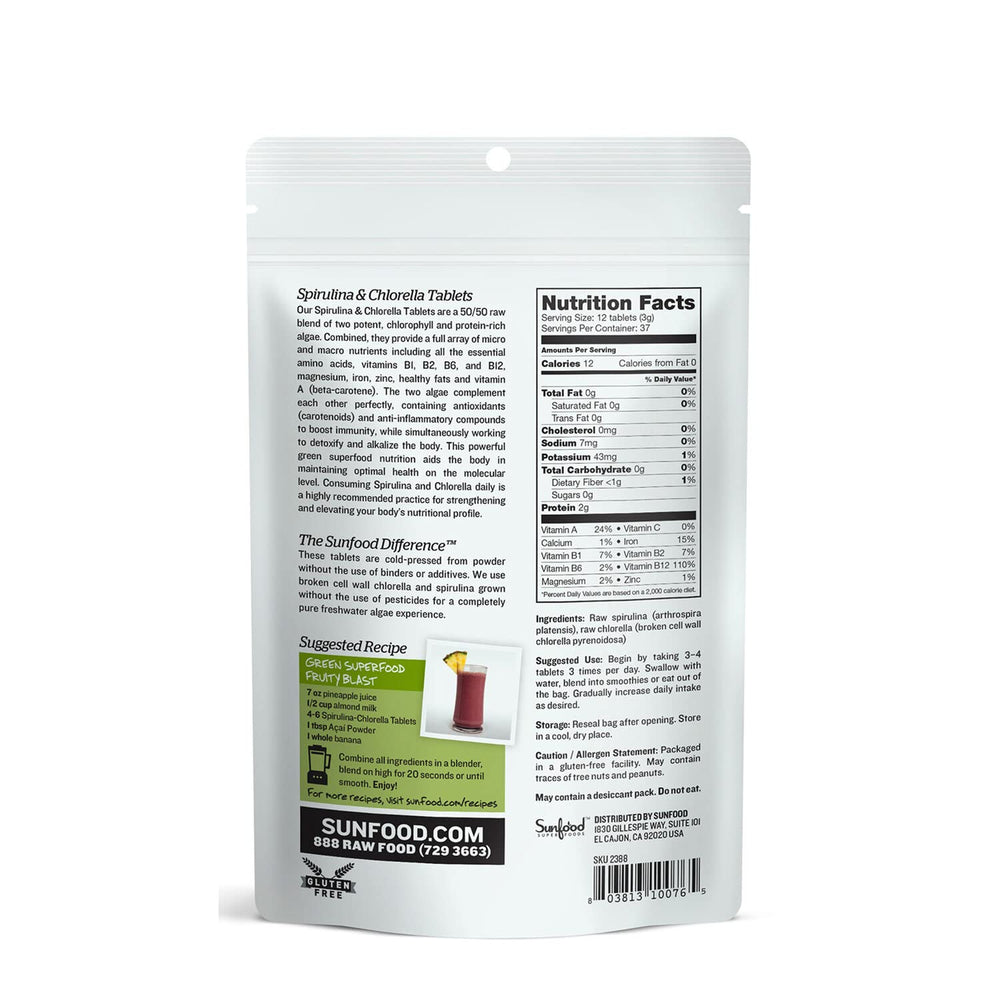 Sunfood Superfoods tabletas en primer plano, textura compacta y aspecto natural