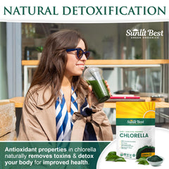 Envase de 8 oz de Sunlit Best chlorella junto a objeto para comparar tamaño