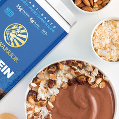Sunwarrior batido de chocolate servido en vaso — opción post-entreno sabrosa