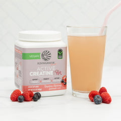 Envase de Sunwarrior junto a ingredientes naturales para una imagen limpia