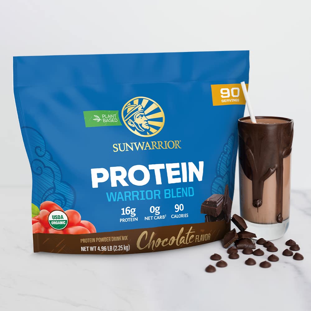 Sunwarrior deportista sosteniendo batido tras entrenamiento para recuperación