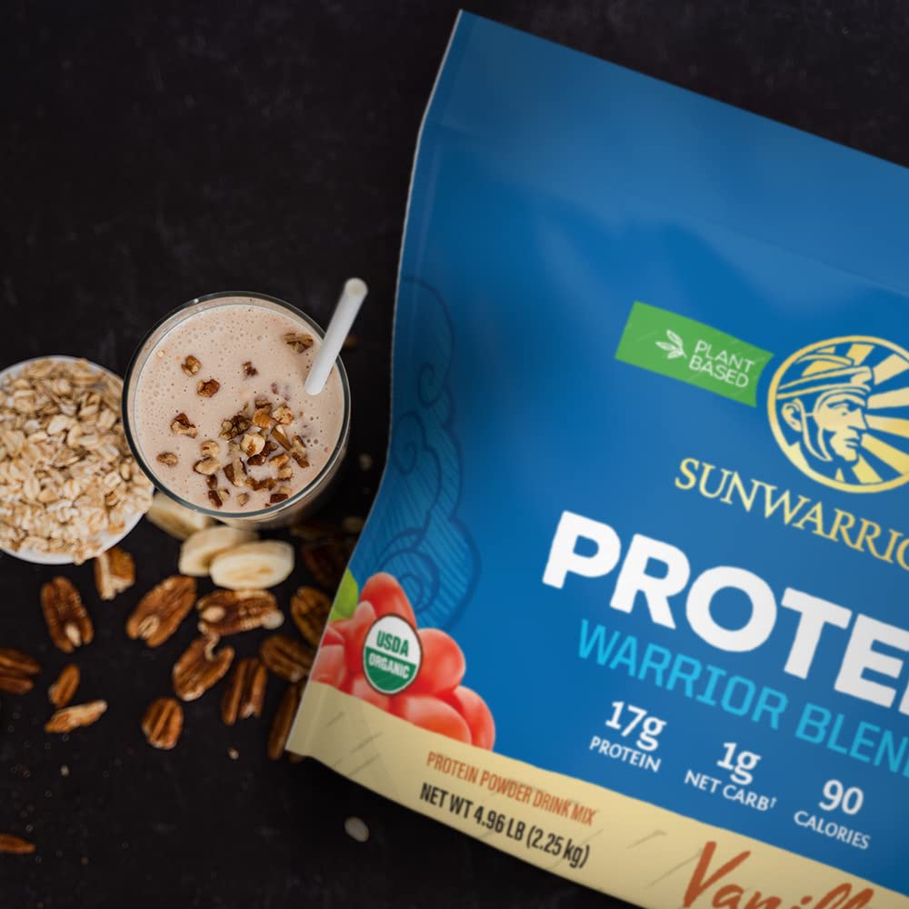 Persona activa sosteniendo un batido Sunwarrior tras entrenamiento, beneficio apoyo al rendimiento