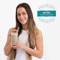 Sunwarrior estilo de vida en cocina con batido y receta saludable integrada