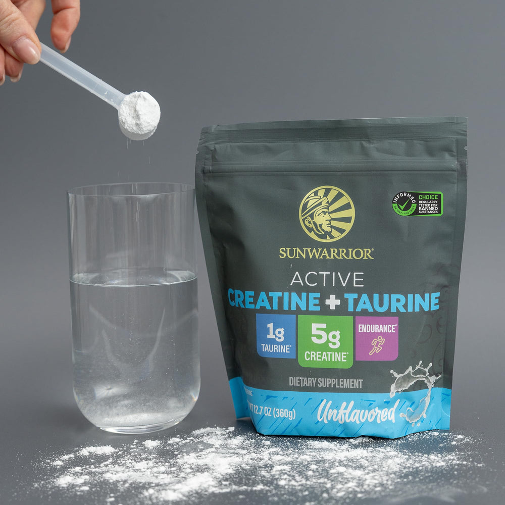 Sunwarrior polvo al lado de equipo de gimnasio, sugiere uso práctico antes o después del entrenamiento
