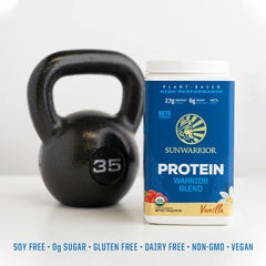 Sunwarrior smoothie en manos de deportista para recuperación activa