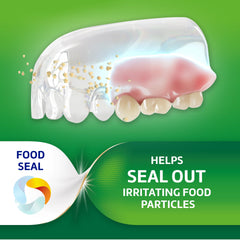 Super Poligrip en uso aplicando crema sobre dentadura para fijar