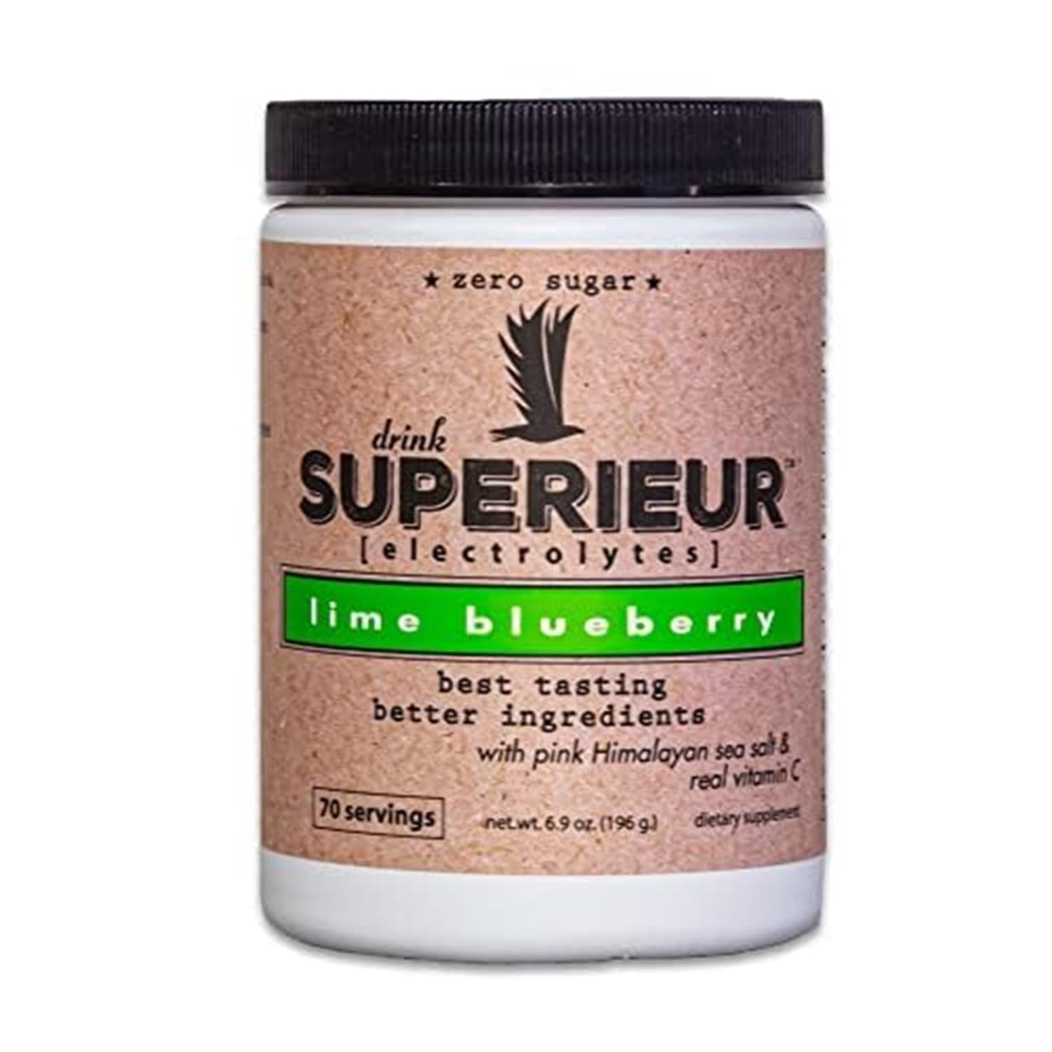 Escena lifestyle con Superieur en la playa para actividad y refresco natural