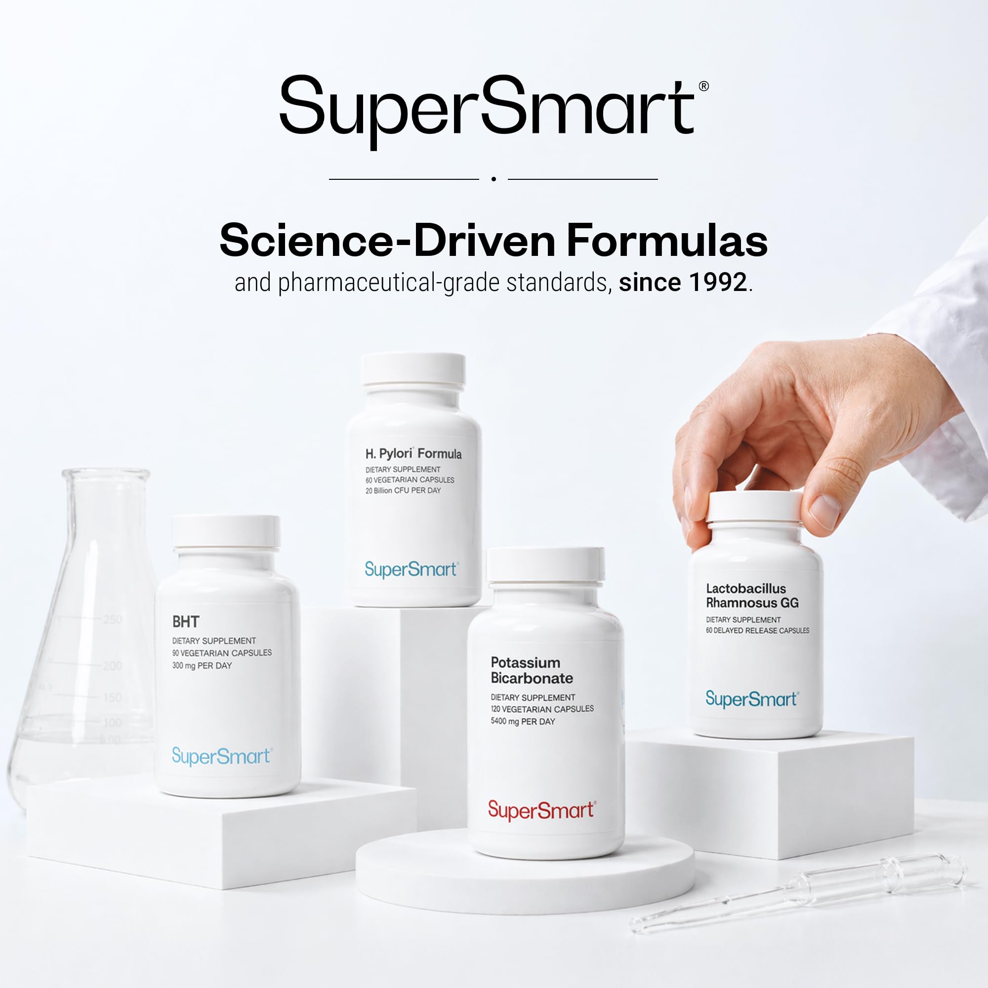 Ambientación en baño con envase Supersmart Keranat y productos de cuidado capilar, integración habitual