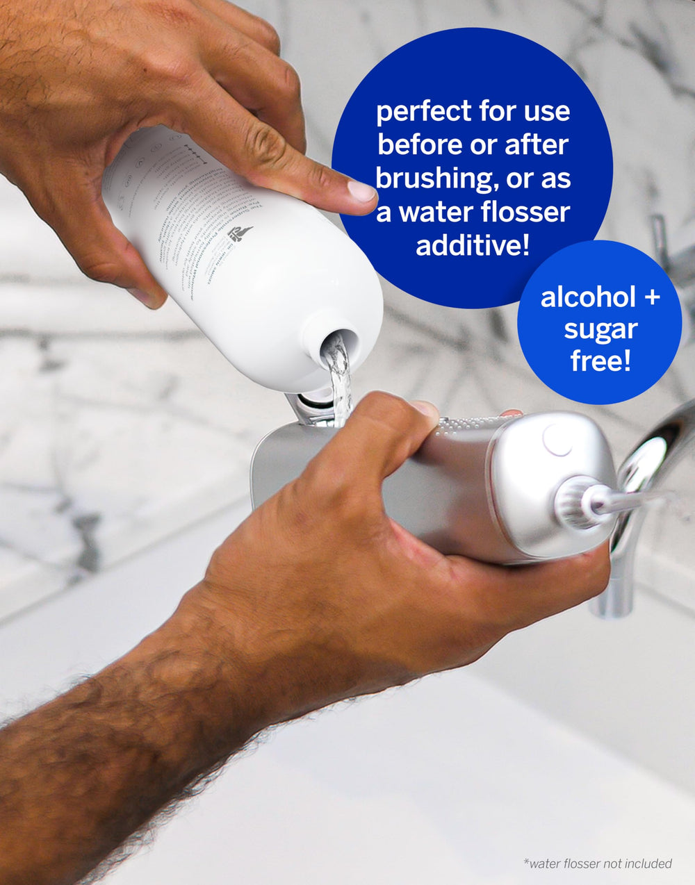 Supersmile botella junto a cepillo dental, ilustra uso diario práctico