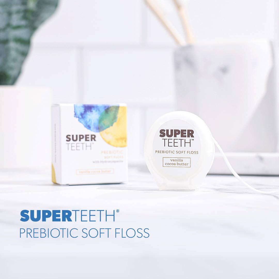 SUPER TEETH hilo dental en uso entre dientes limpiando suavemente encías