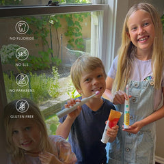 SuperTeeth tubo junto a moneda para comparar tamaño práctico