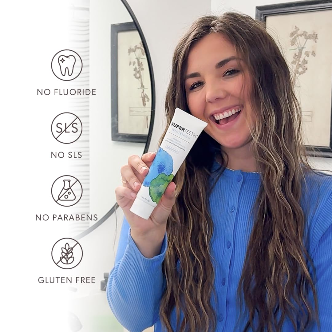 SuperTeeth persona cepillando dientes para sensación fresca duradera