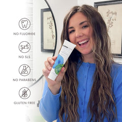SuperTeeth persona cepillando dientes para sensación fresca duradera