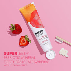 SuperTeeth pasta dental en uso por niño y adulto para hábito familiar