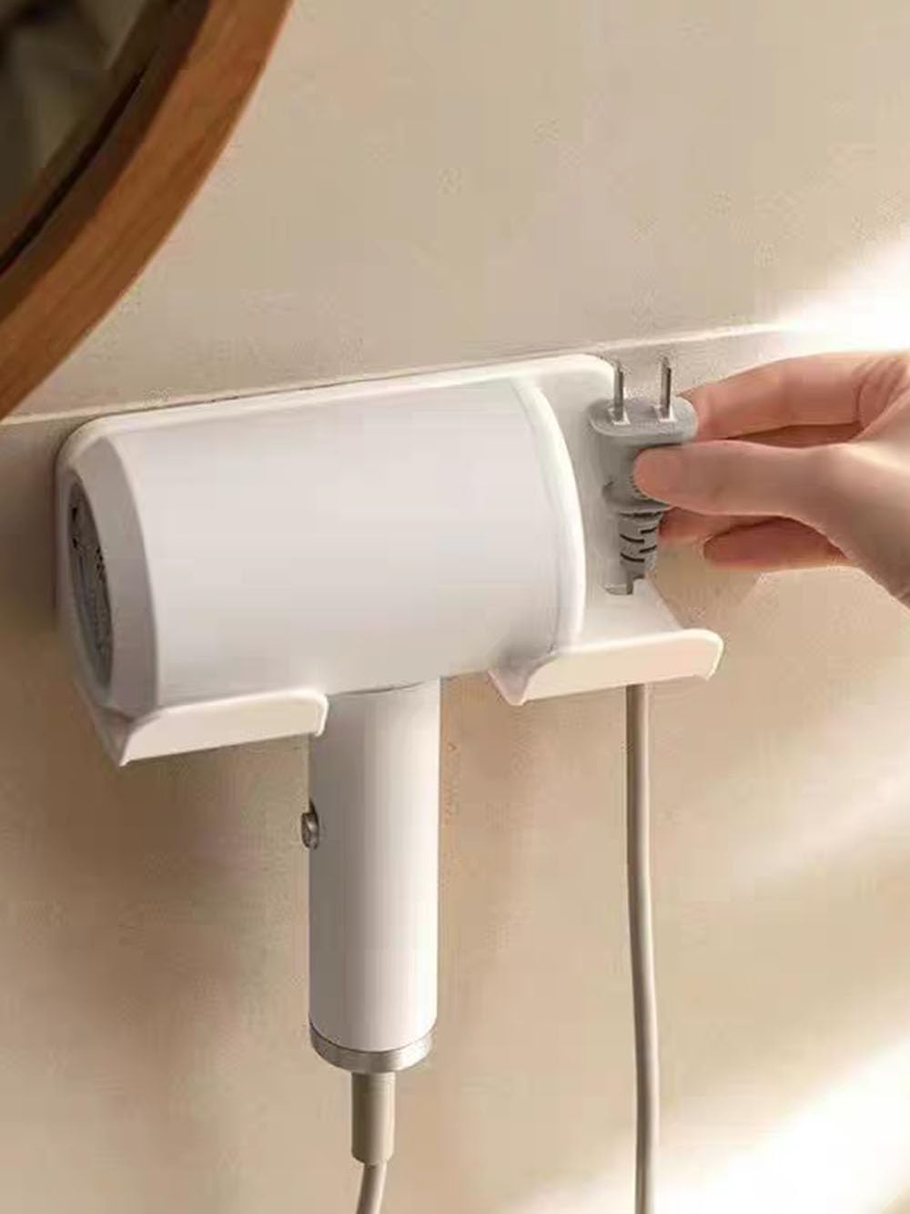 SUPTEC base adhesiva instalada en azulejo demostrando fijación sin taladro