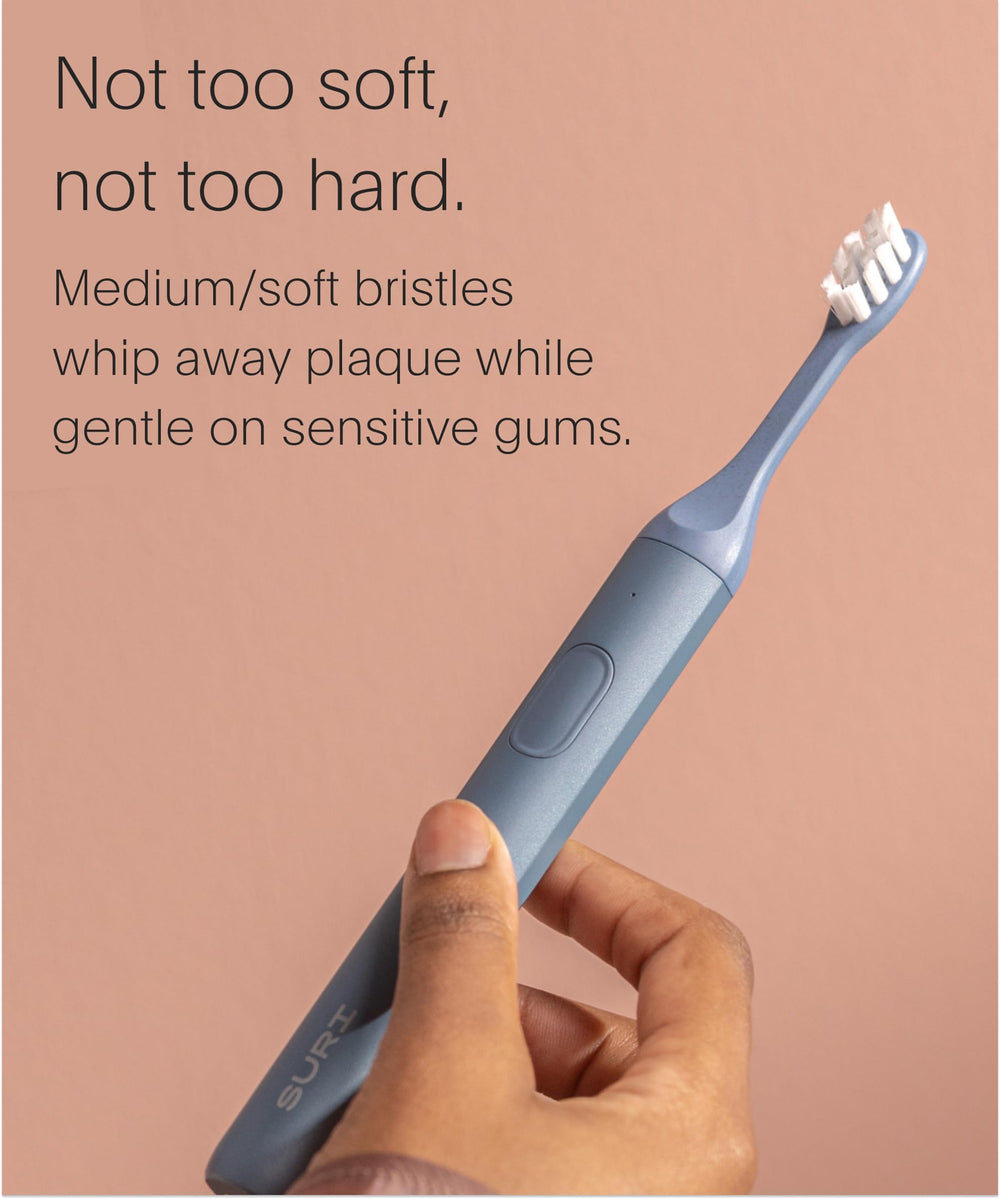 Primer plano de las cerdas SURI mostrando 3DWave para limpieza interdental más eficaz