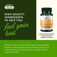 Swanson Vitamin D Complex mano sosteniendo la botella en mesa