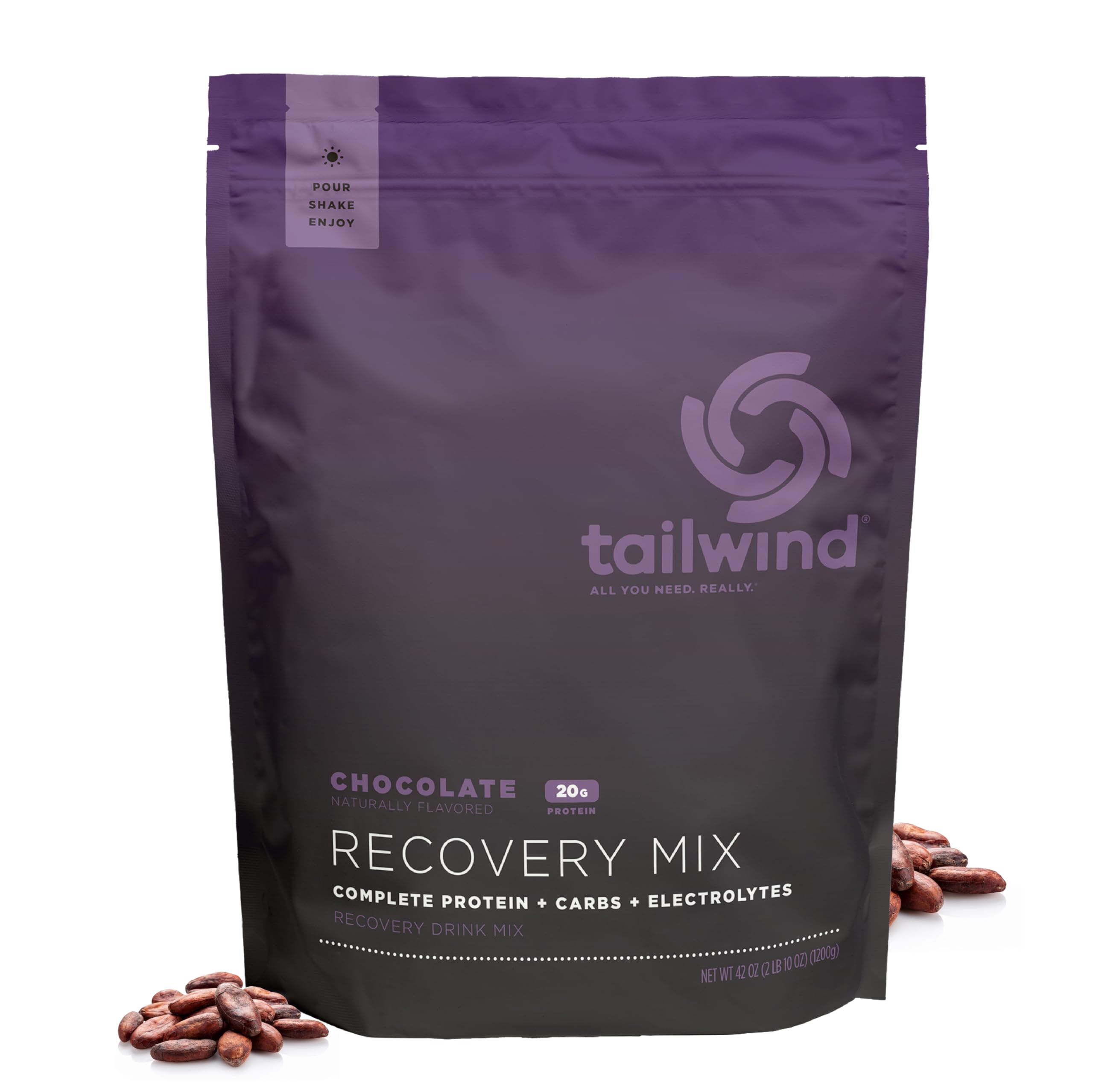 Atleta bebiendo Tailwind Nutrition Recovery Mix Chocolate tras entrenamiento, recuperación práctica