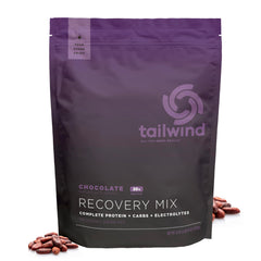 Atleta bebiendo Tailwind Nutrition Recovery Mix Chocolate tras entrenamiento, recuperación práctica