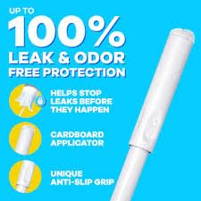 Tampax paquete junto a hojas verdes subrayando aspecto más ecológico del cartón