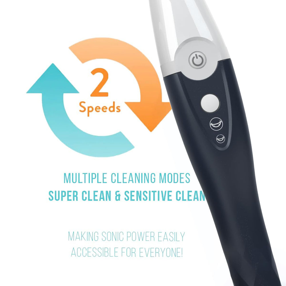 Tao Clean persona usando el cepillo eléctrico demostrando limpieza rápida