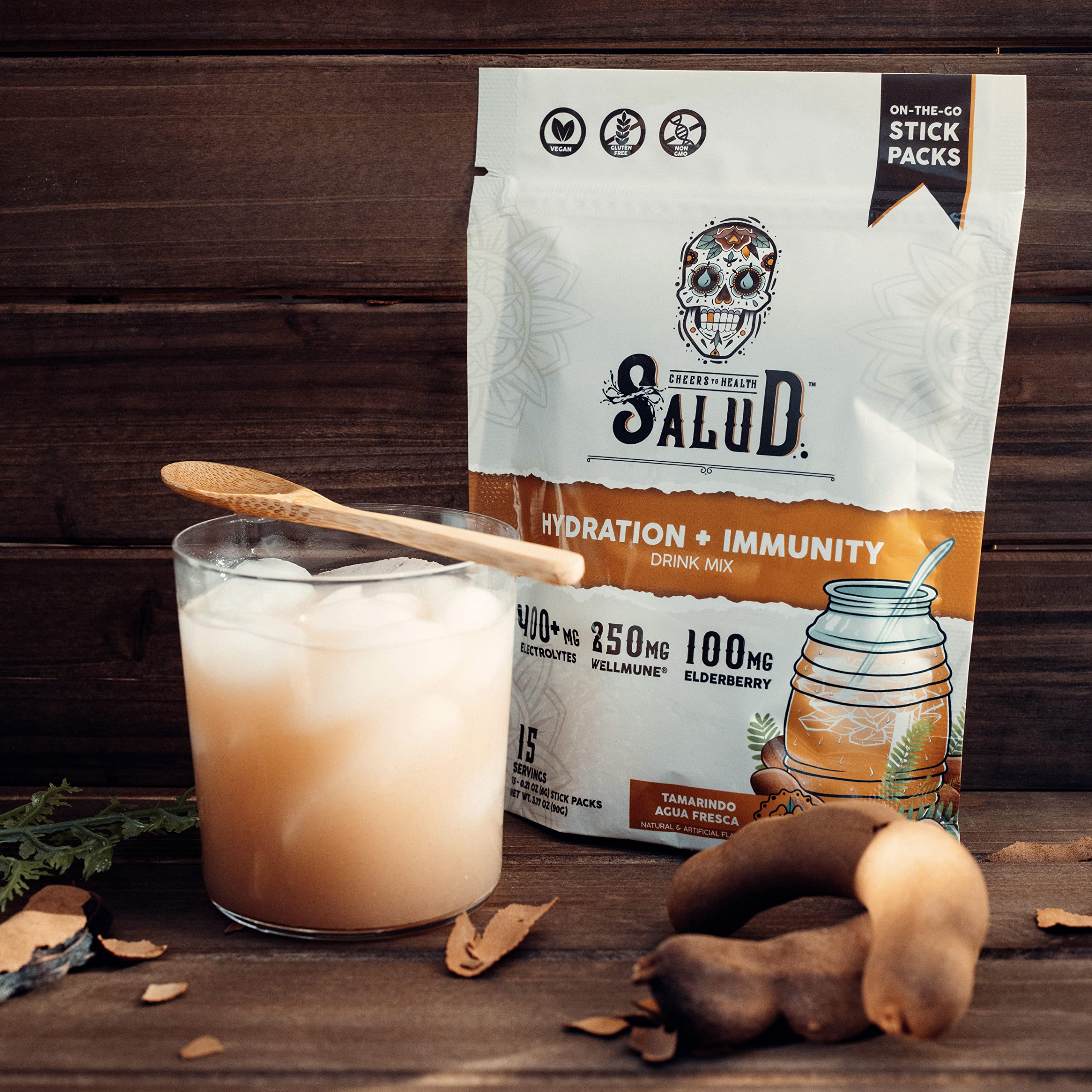 Taste Salud vaso con bebida tamarindo y hielo refrescante bajo calor