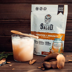 Taste Salud vaso con bebida tamarindo y hielo refrescante bajo calor