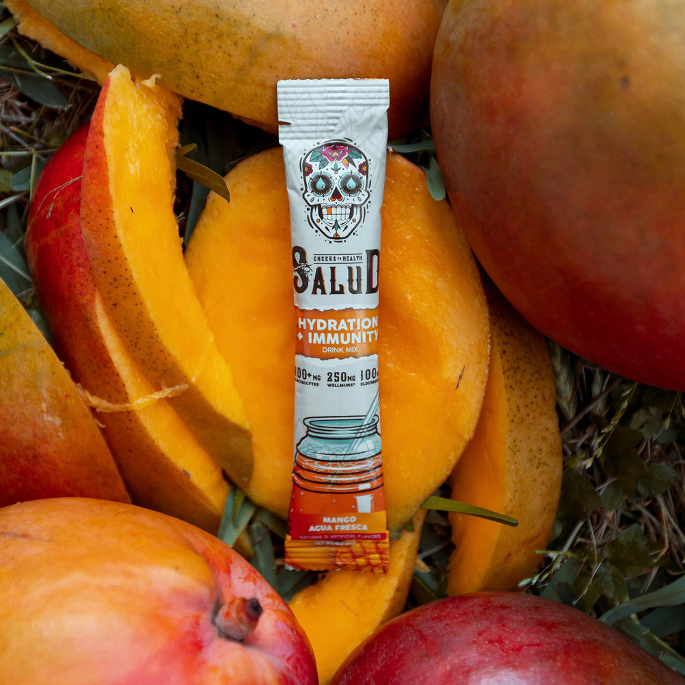 Taste Salud bebida de mango en escena de picnic, estilo de vida saludable